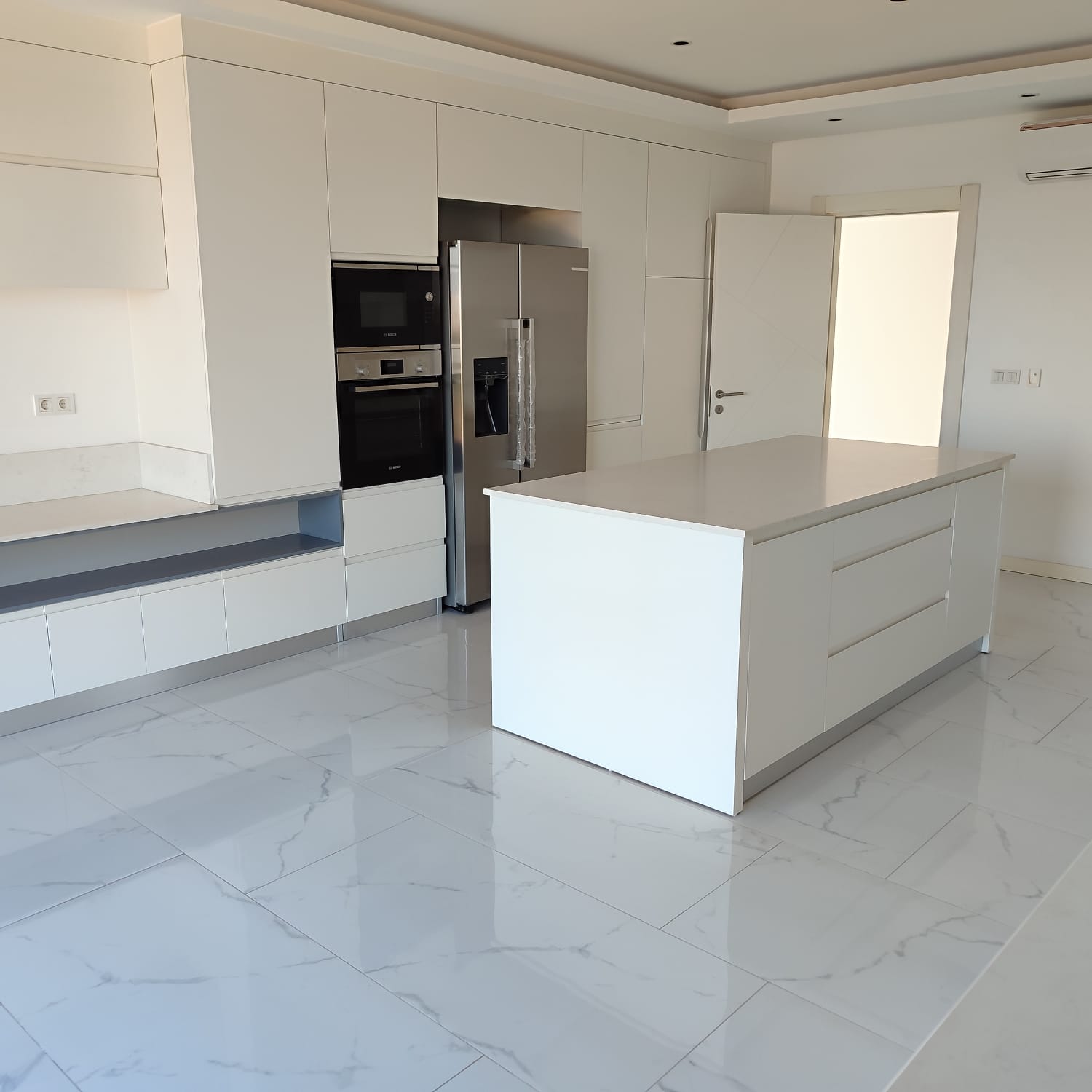 ARRENDA-SE LUXUOSO APARTAMENTO T3+1 NO CONDOMÍNIO PALMAR