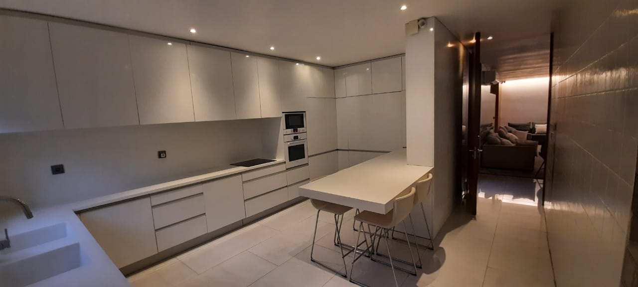 VENDE SE LUXUOSA MORADIA T4 NO CONDOMINIO BELA VISTA