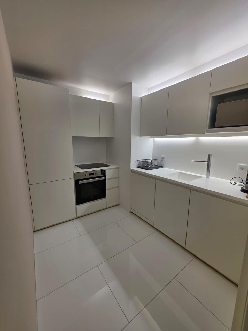 vende-se apartamento t1 no jn130 com vista ao mar