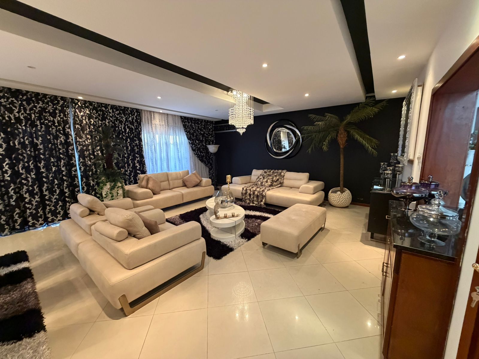 VENDE-SE SUPER LUXUOSA MORADIA MOBILADA T6+2 – CONDOMÍNIO AISHA GARDEN, TRIUNFO